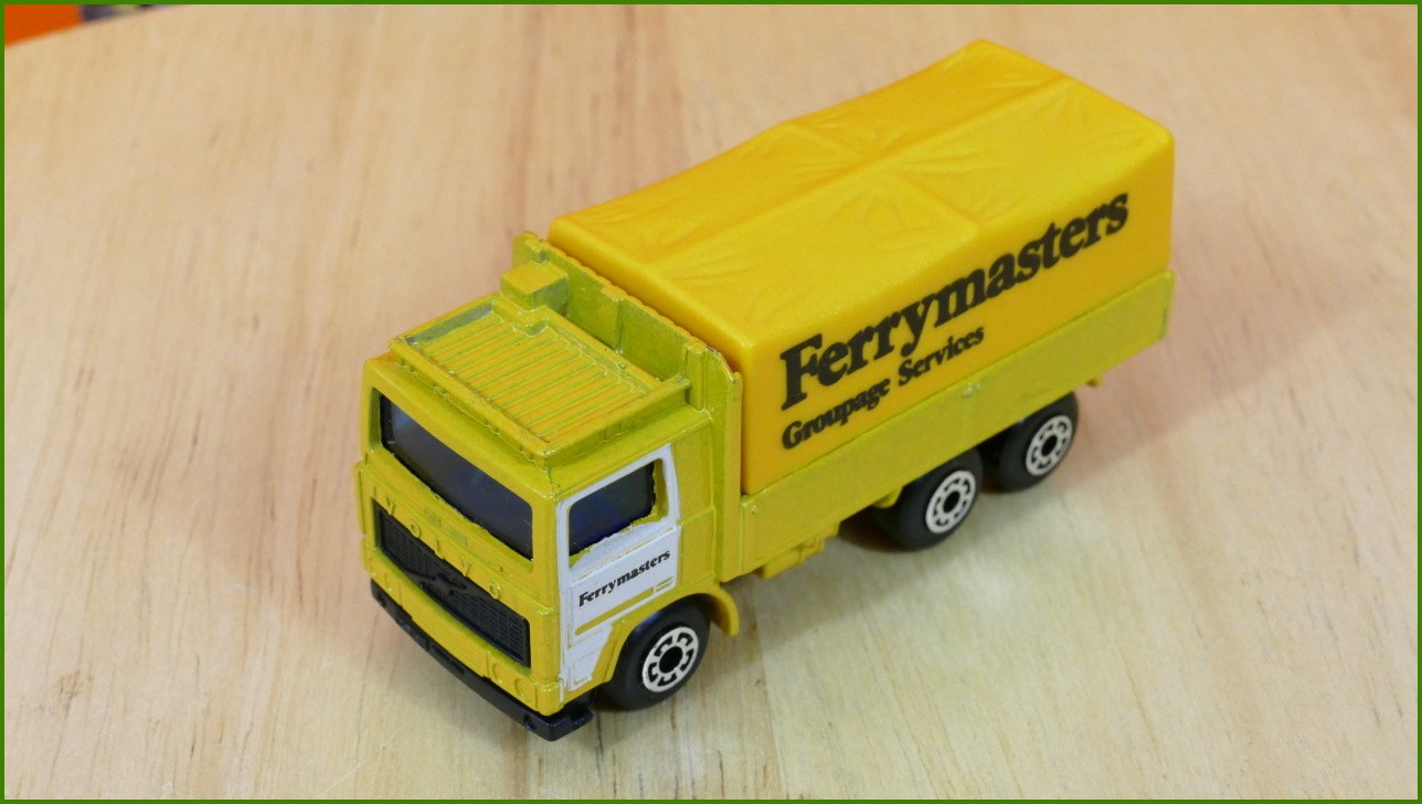 Matchbox Model Autíčka MB26 - Volvo Tilt Lorry