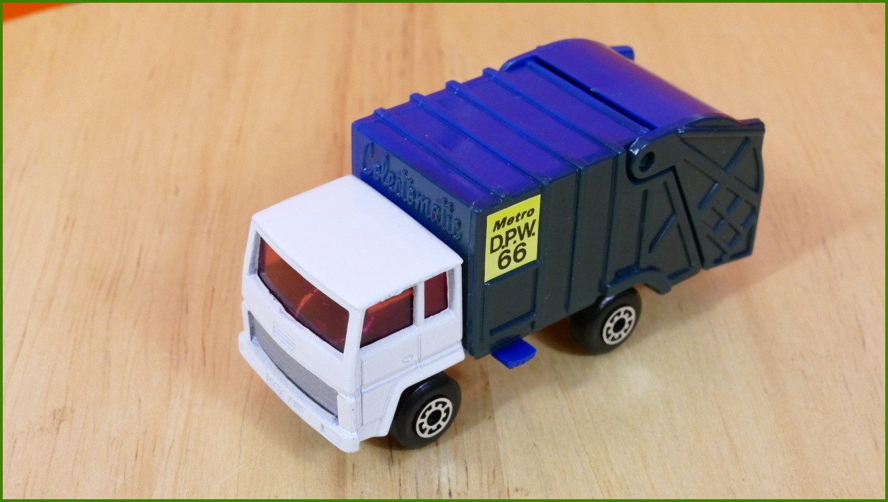 Matchbox Model Autíčka MB36 - Refuse Truck - zabarvená jedna strana korby
