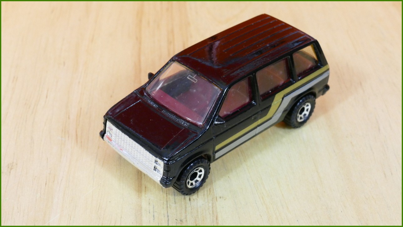 Matchbox Model Autíčka MB64 - Chrysler Caravan