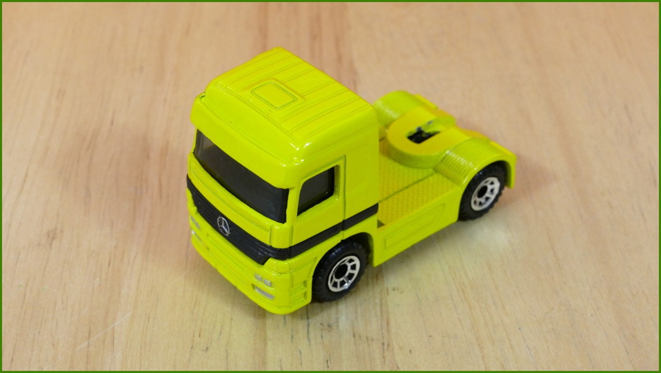 Matchbox Model Autíčka No.64 - Mercedes-Benz Actros