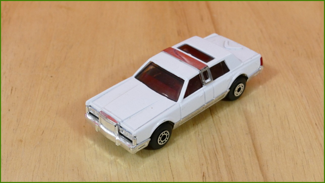 Matchbox Model Autíčka (Made in Thailand) MB-24 - Lincoln Town Car