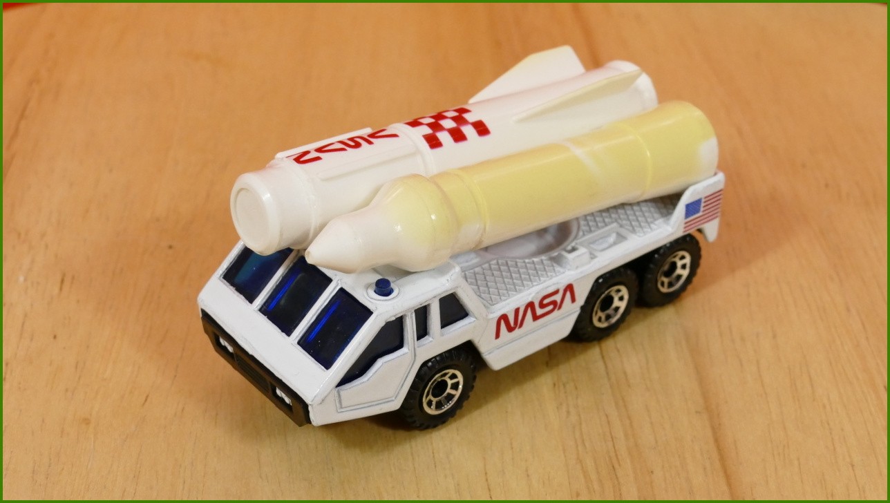 Matchbox Model Autíčka (Made in China) MB-40 - Rocket Transporter - zabarvená raketa