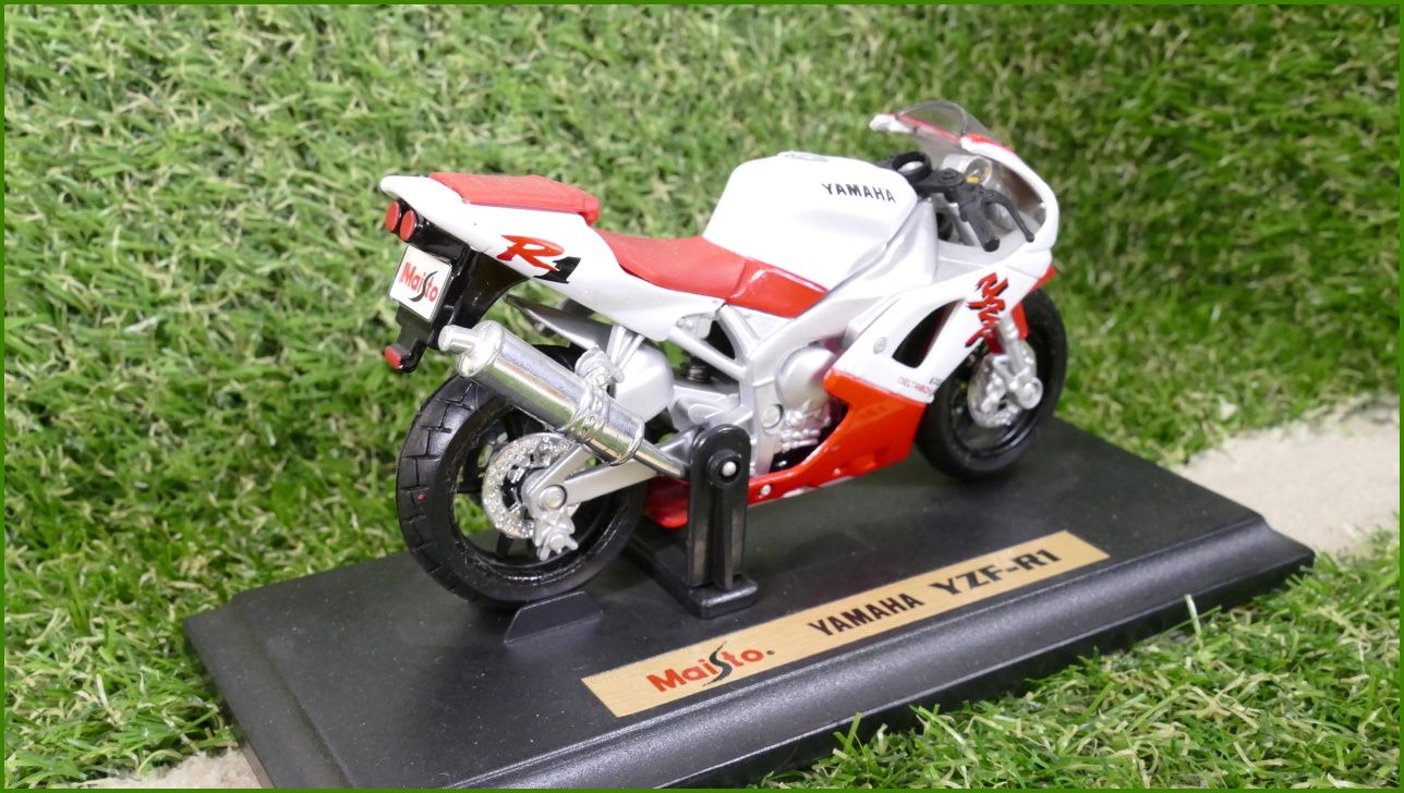 Model Replika Maisto Motorka 1:18 - Yamaha YZF-R1
