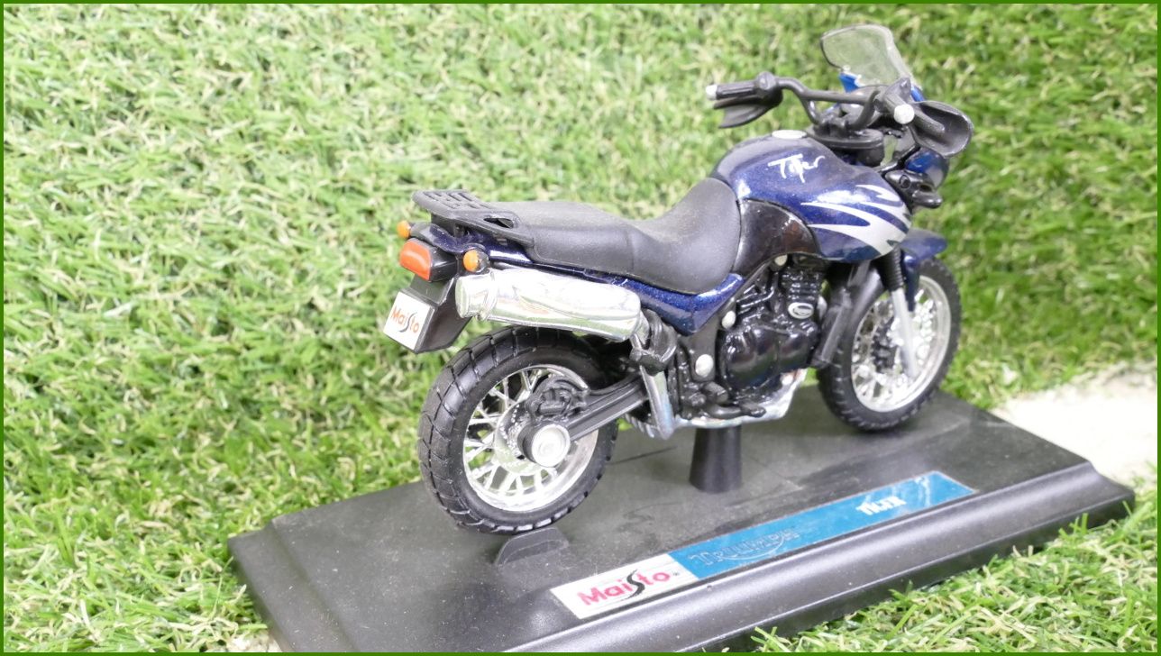 Model Replika Maisto Motorka 1:18 - Triumph Tiger