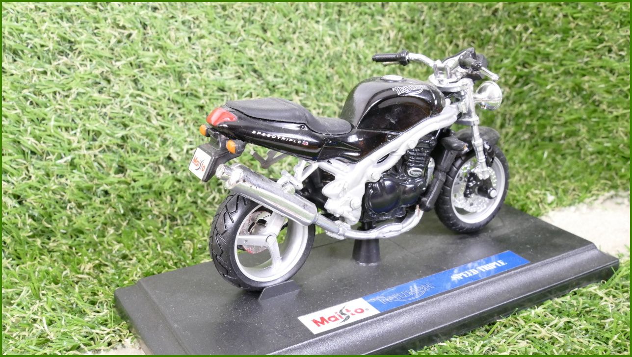 Model Replika Maisto Motorka 1:18 - Triumph Speed Triple