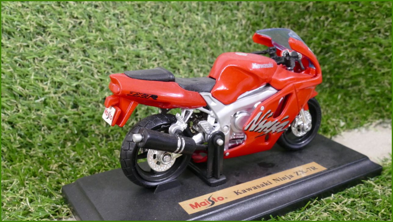 Model Replika Maisto Motorka 1:18 - Kawasaki Ninja ZX-7R