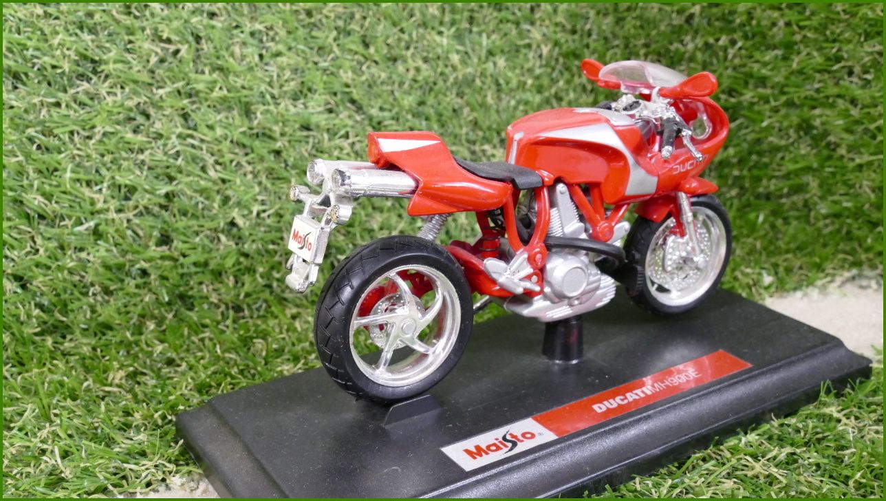 Model Replika Maisto Motorka 1:18 - Ducati MH 900 E