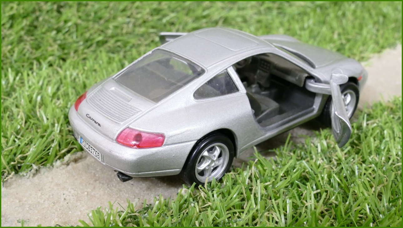 Model Autíčka Welly 1:34 - Porsche 911 Carrera (996) No.9747 - Natahovací mechanismus nefunkční, prasklinky na dvou pneu