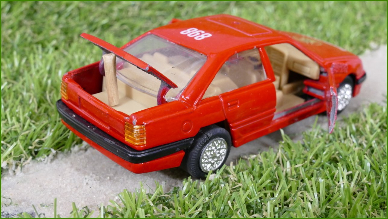 Model Autíčka Welly 1:34 - Opel Omega No.8675 - chybí majáček