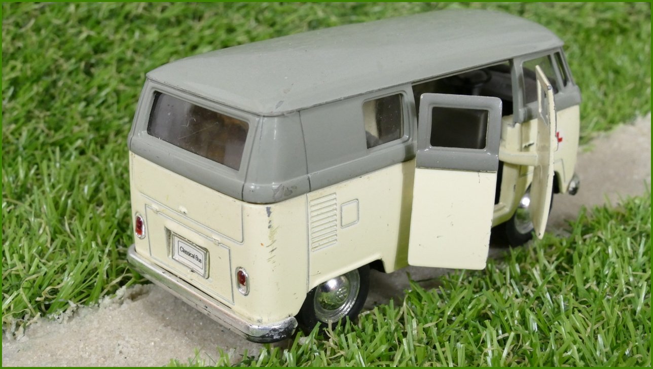Model Autíčka Welly 1:34 - 1963 Volkswagen T1 Bus No.49764 - chybí světlo a majáček
