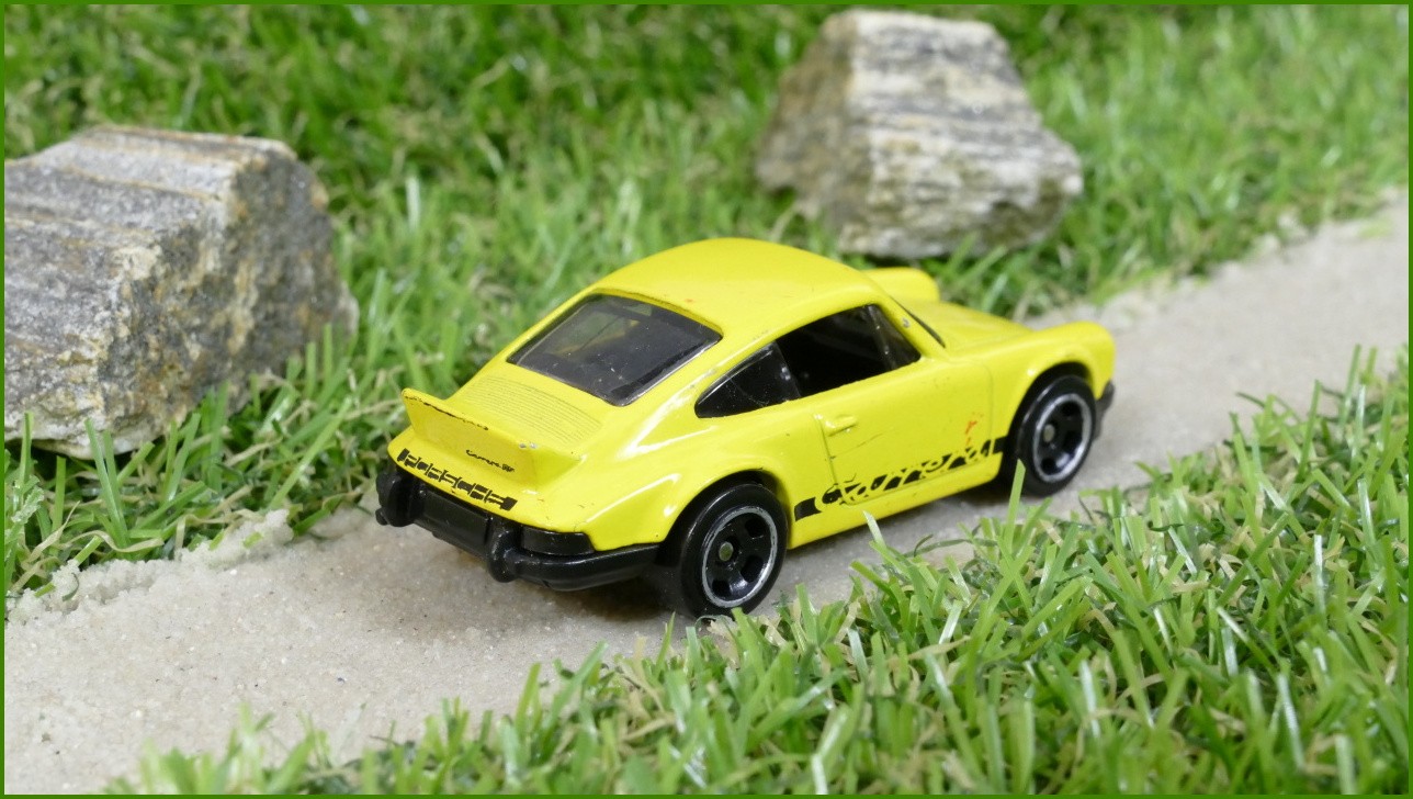 Model Autíčka Hot Wheels Porsche 911 Carrera  RS 2.7