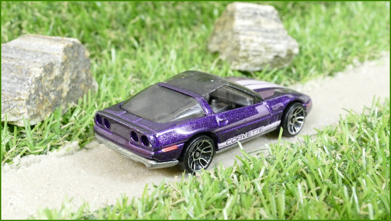 Model Autíčka Hot Wheels 1980 Corvette - hůř se otáčí kola