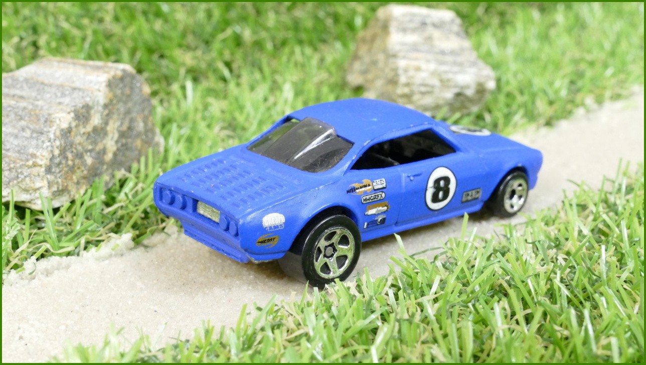 Model Autíčka Hot Wheels Vairy 8 - mírně zdeformovaná karoserie střechy