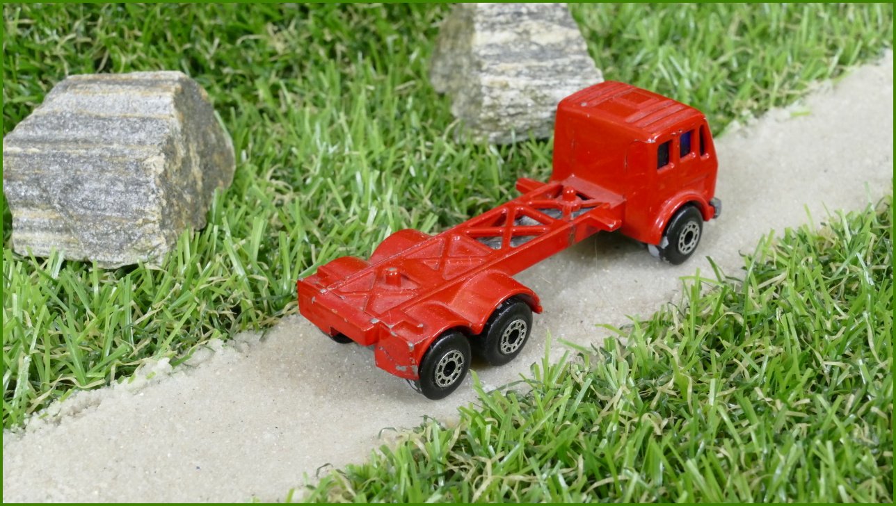 Autíčko Matchbox Mercedes Bontainer Truck - bez korby