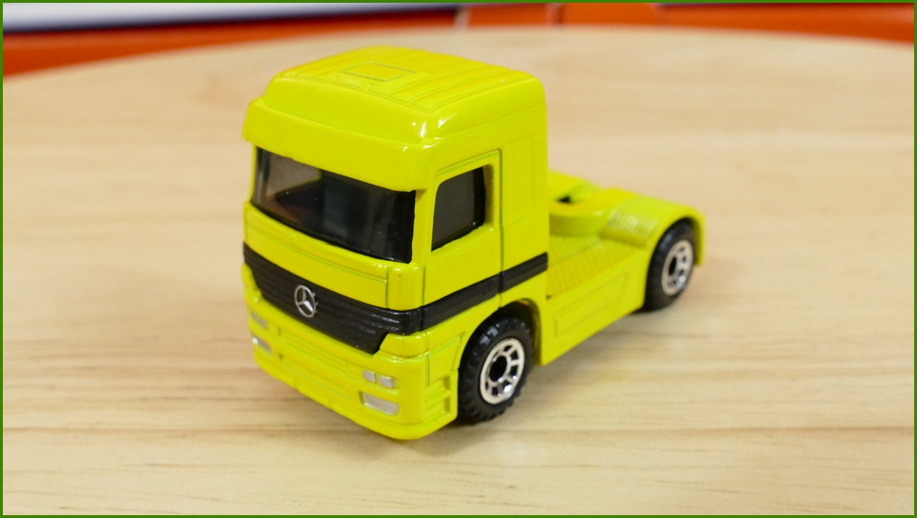Matchbox Autíčko #64 - Mercedes-Benz Actros