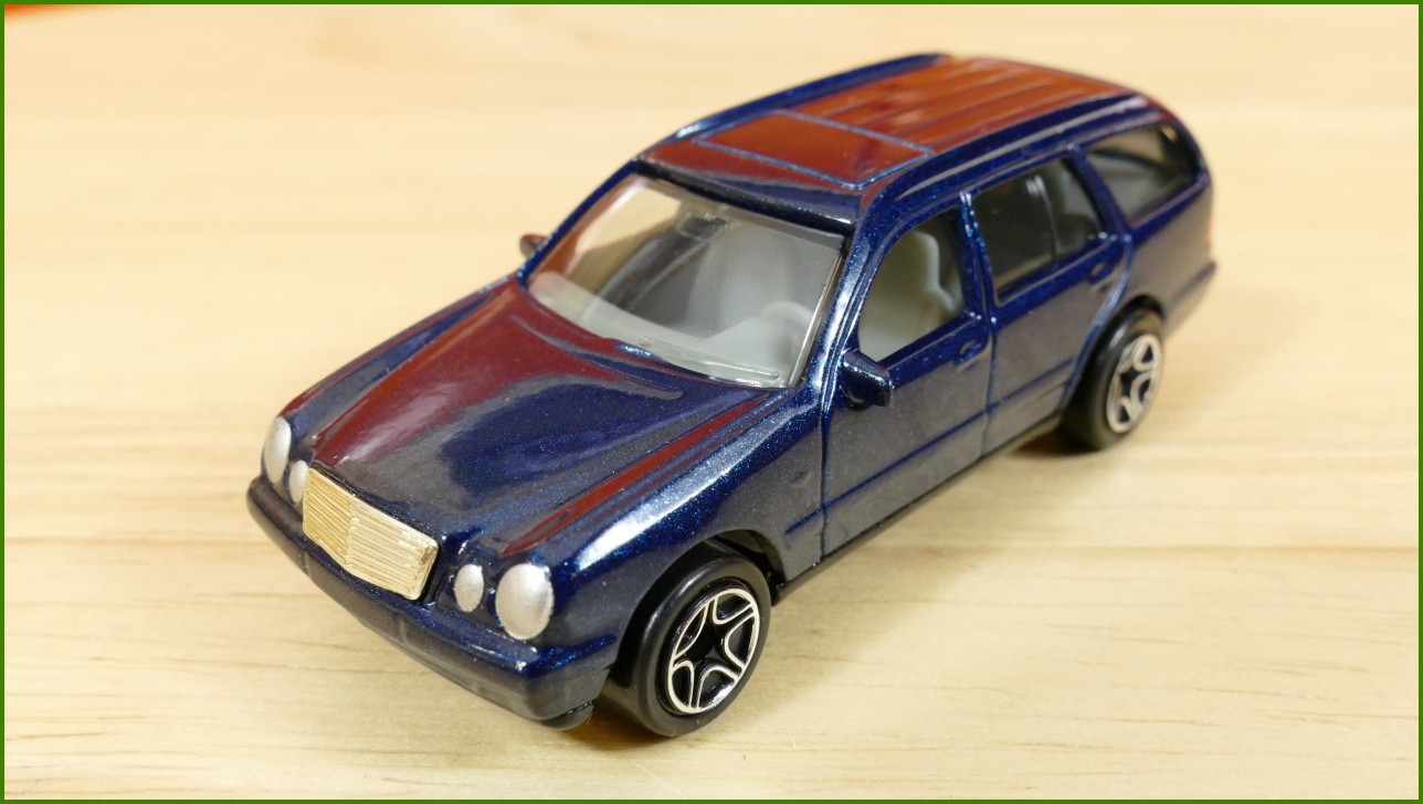 Matchbox Autíčko #68 - Mercedes-Benz E 430 T-Modell