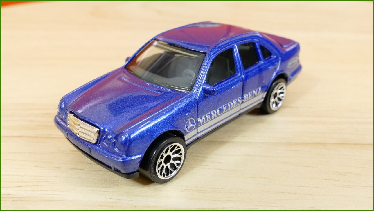 Matchbox Autíčko #8 - Mercedes-Benz E-Class