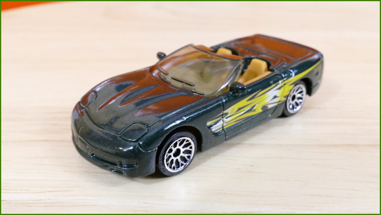 Matchbox Autíčko #8 - Corvette 2000