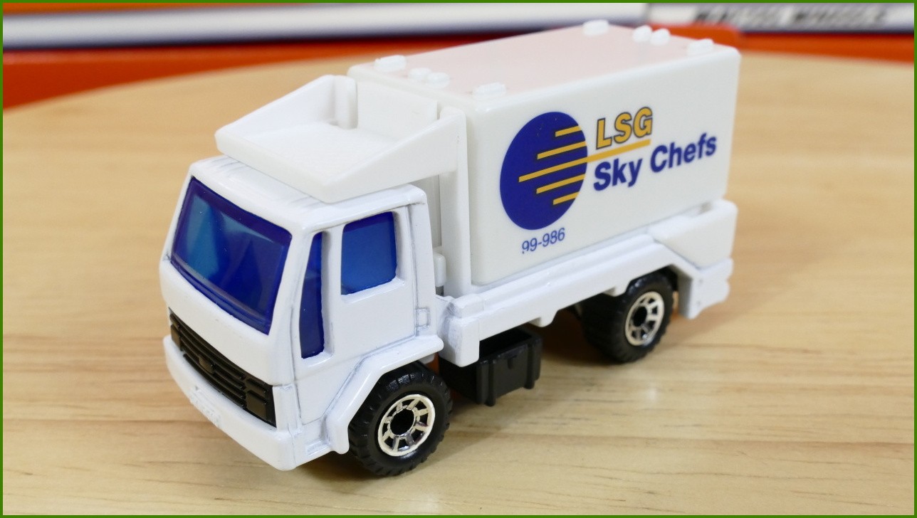 Matchbox Autíčko #12 - LSG Sky Chefs Catering