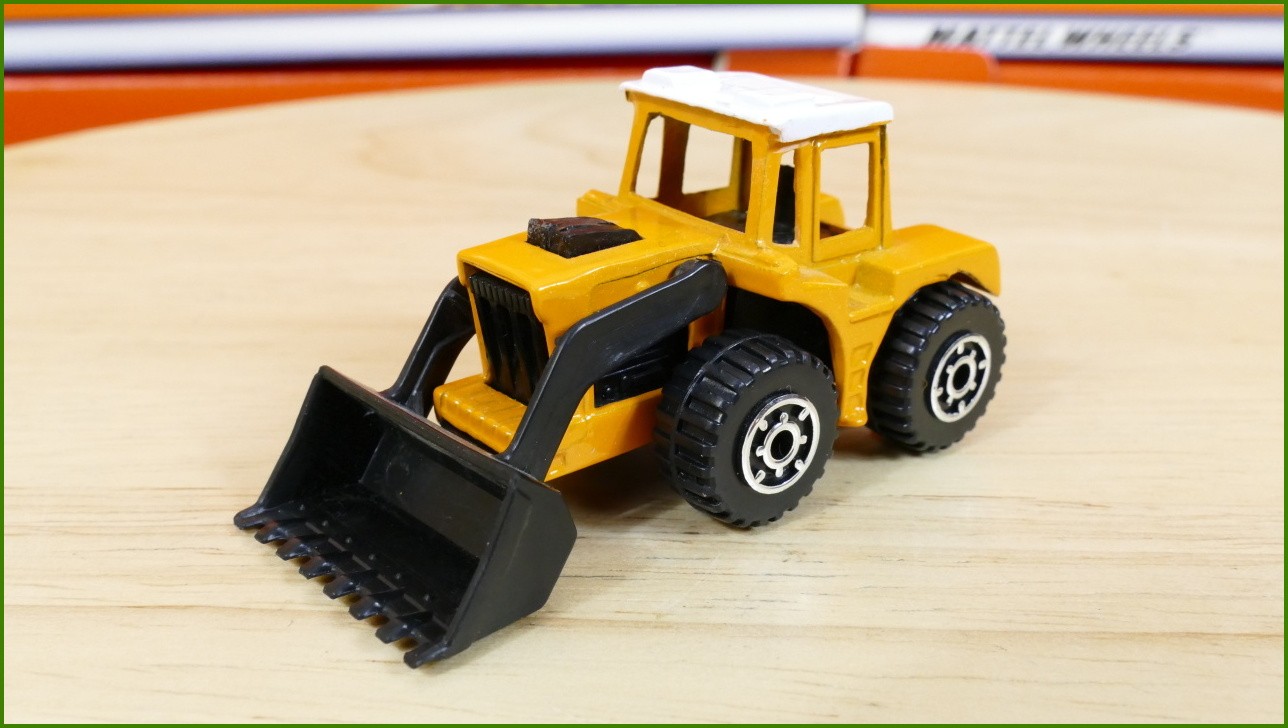 Matchbox Autíčko #8 - Tractor Shovel