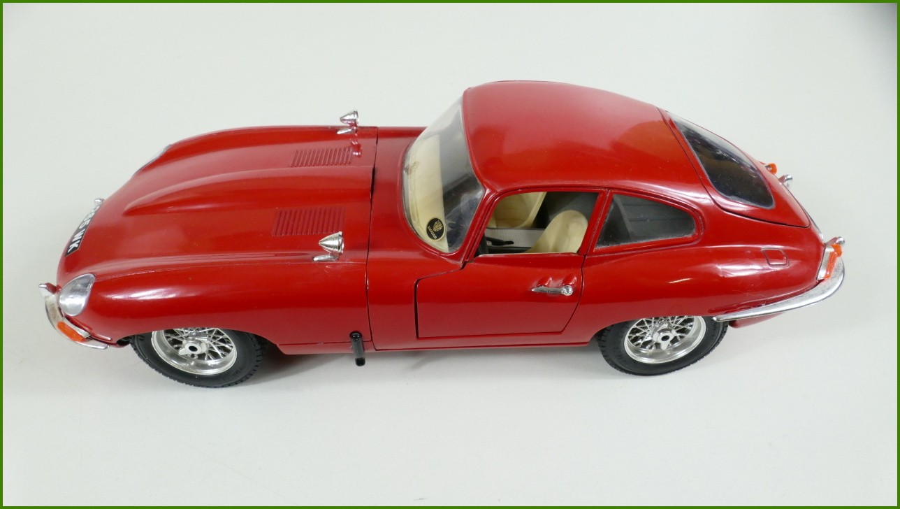 Kovový Model Bburago 1:18 - Jaguar "E" (1961)