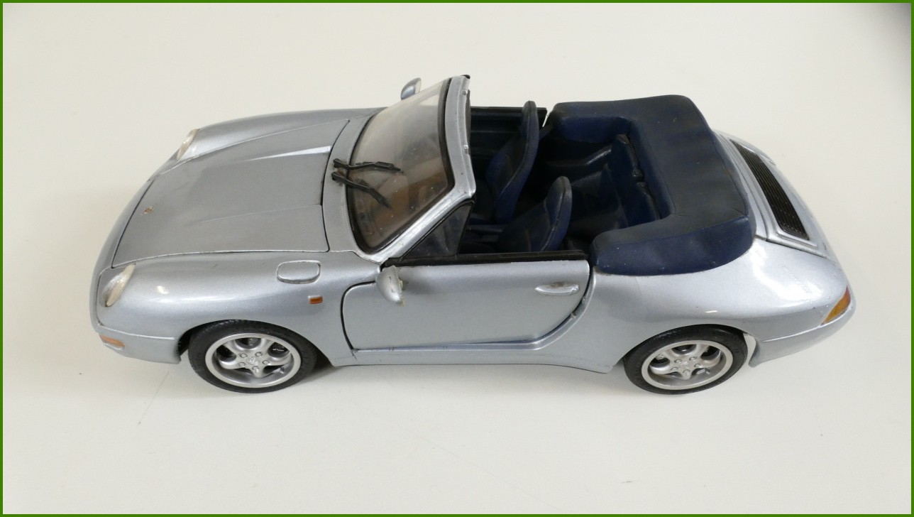 Model Maisto 1:18 - Porsche 911 Carrera Cabriolet (1994) - Viz Popis