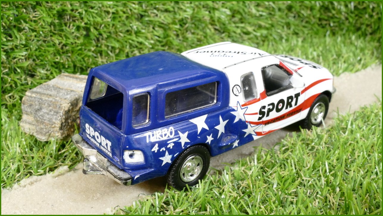 Model Autíčka Realtoy Ford F-150 - chybí jedno zadní světlo