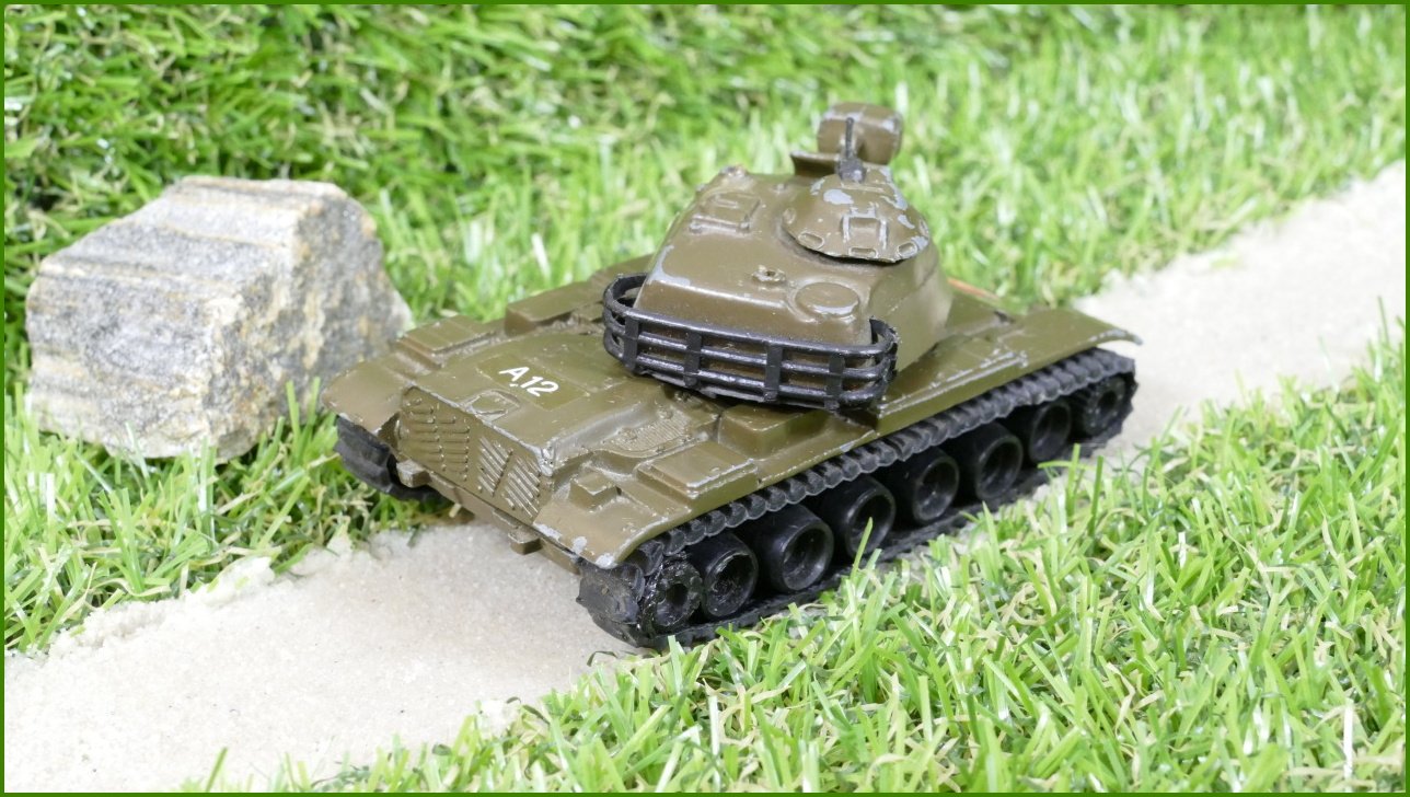 Model Autíčka M60 A1 Tank - made in Hong Kong - opálené zadní kolečko u pásu