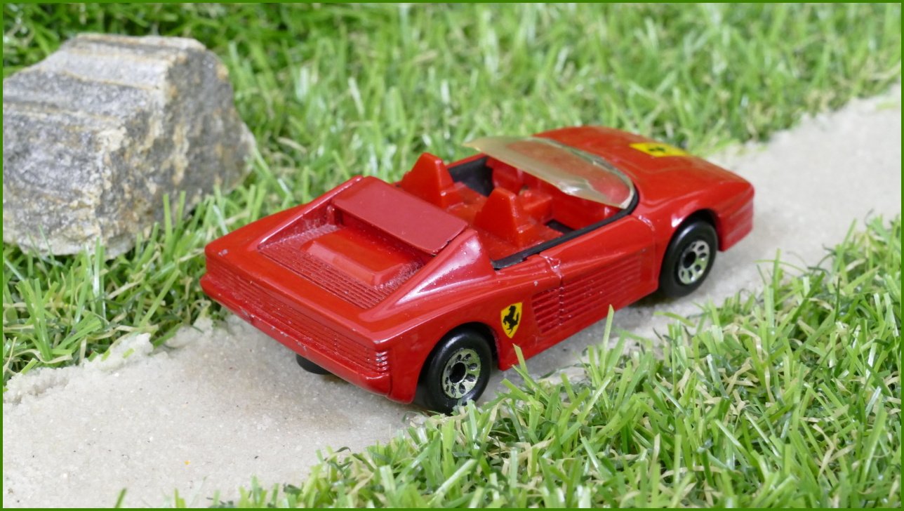 Autíčko Matchbox Ferrari Testarossa - otočný interiér