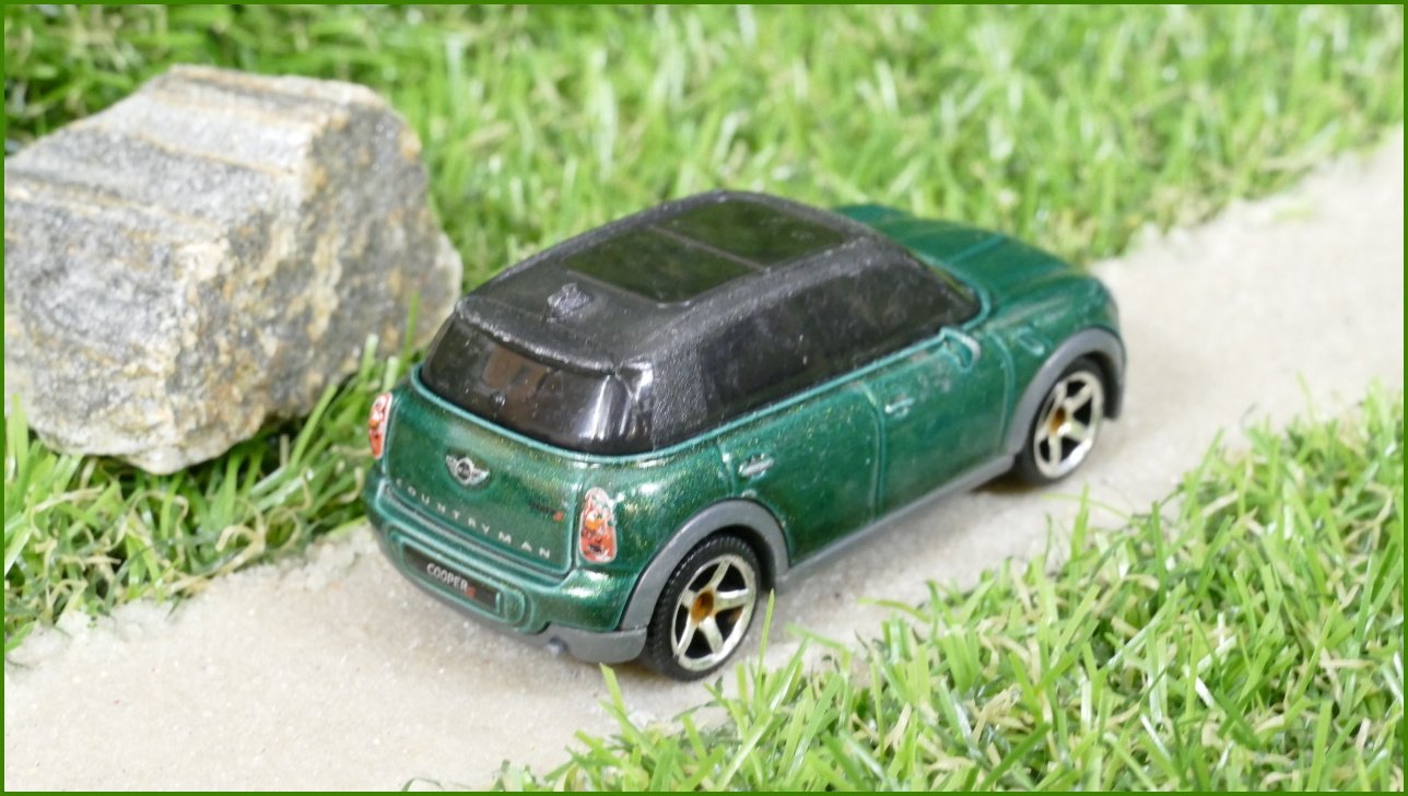 Autíčko Matchbox 2011 Mini Cooper Countryman