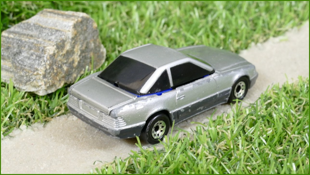Autíčko Matchbox Mercedes-Benz 500SL - otočný interiér - chybí tyčinka na otáčení u kufru