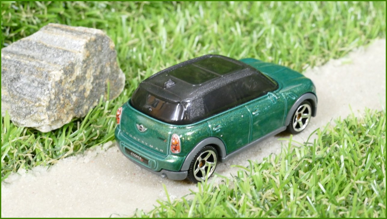Autíčko Matchbox 2011 Mini Cooper Countryman