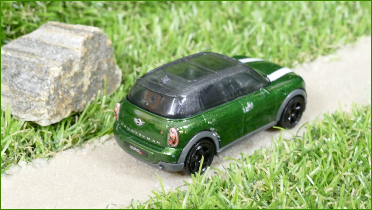 Autíčko Matchbox 2011 Mini Cooper Countryman