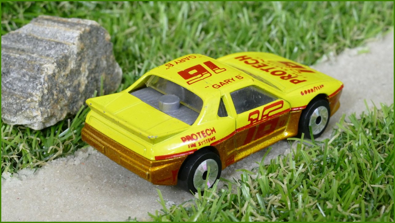 Autíčko Matchbox Pontiac Fiero (Lasers)