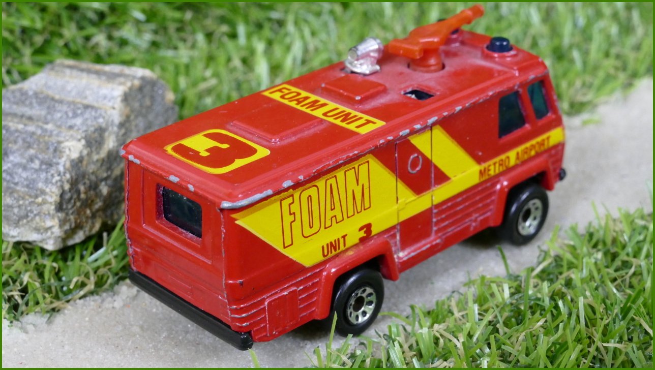 Autíčko Matchbox Command Vehicle - chybí jeden klakson na střeše