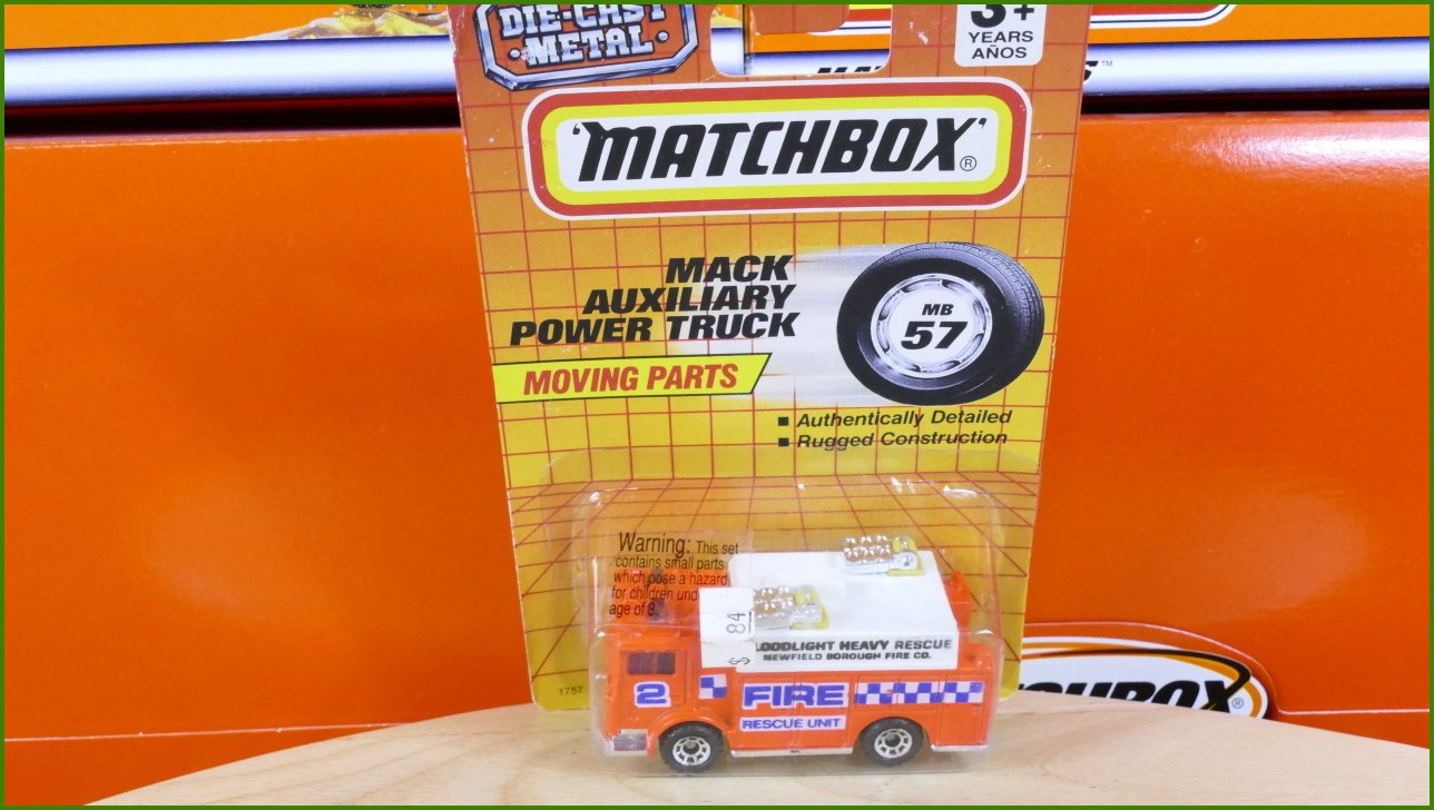 Matchbox Autíčko Mack Auxiliary Power Truck