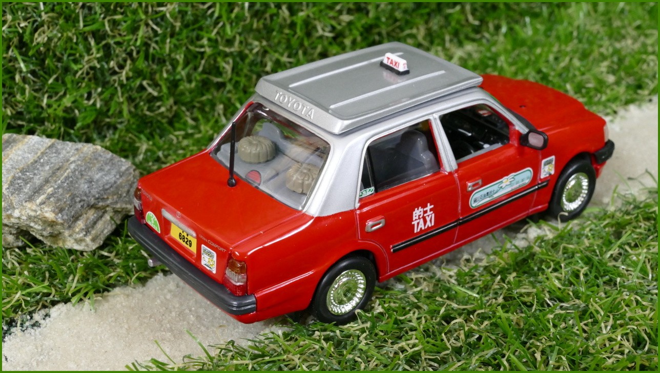 Model Autíčka Unique Replicas - Toyota Crown Comfort 1:43