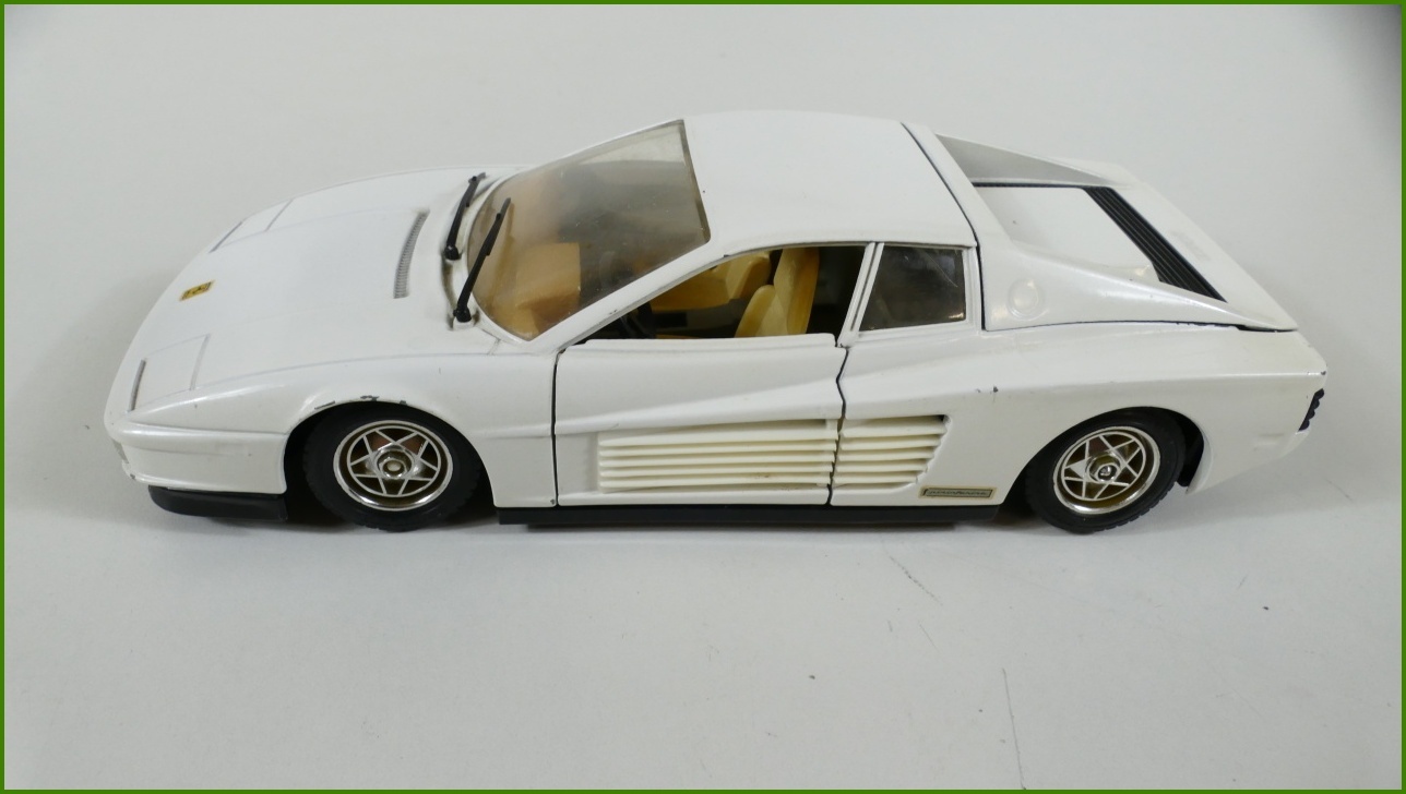 Model Auta Bburago 1:24 - Ferrari Testarossa (1984)