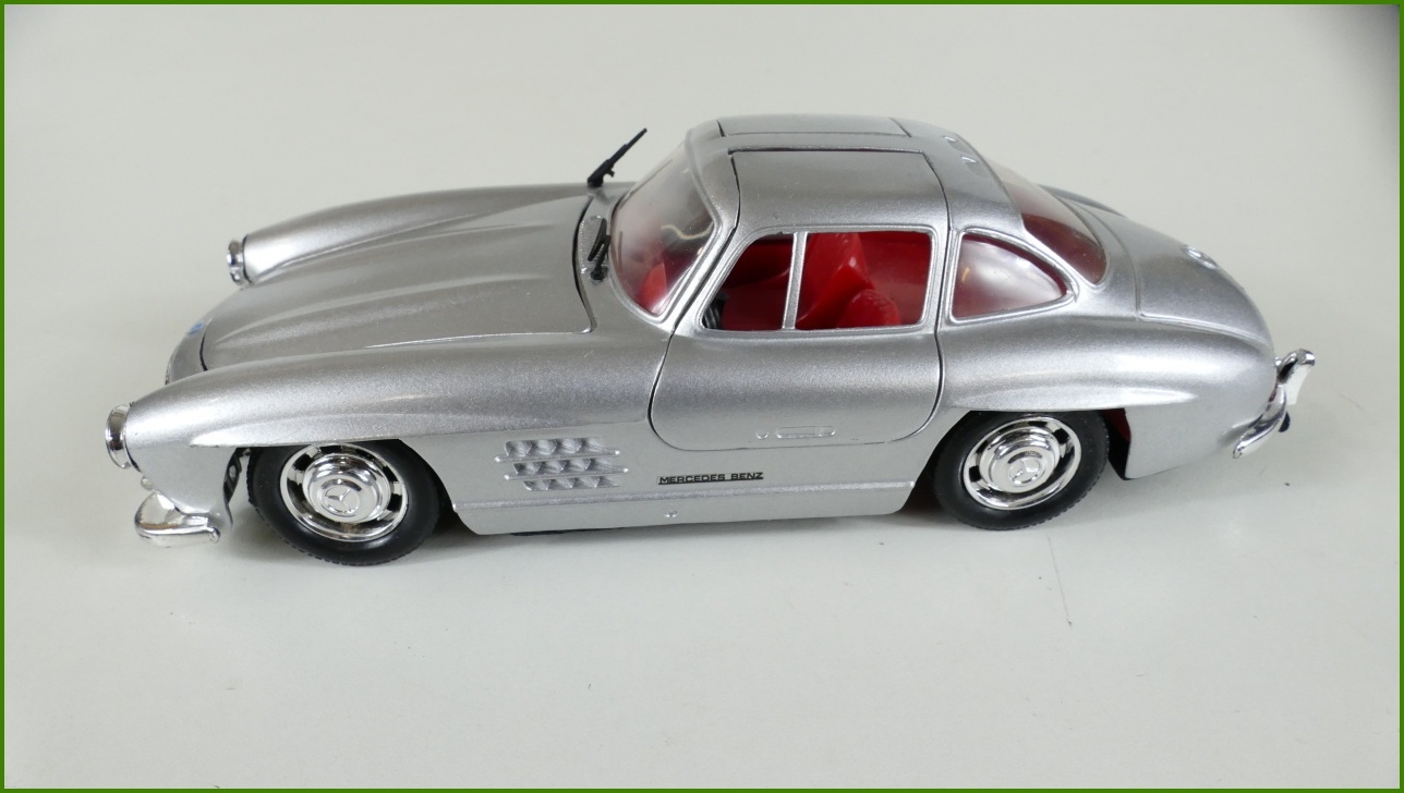 Model Auta Revell 1:24 - Mercedes 300 SL - chybí jeden stěrač, prasklinky na pneu