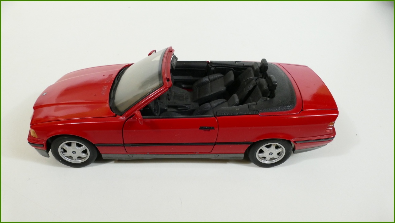 Model Maisto 1:18 - BMW 325i Convertible (1993)