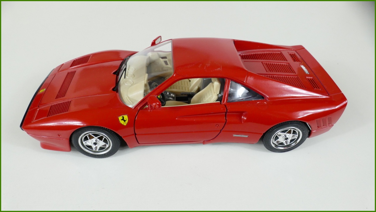 Kovový Model Bburago 1:18 - Ferrari GTO (1984)