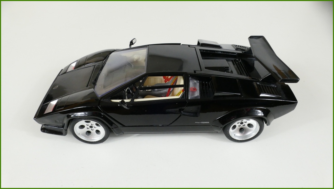 Kovový Model Bburago 1:18 - Lamborghini Countach (1988)