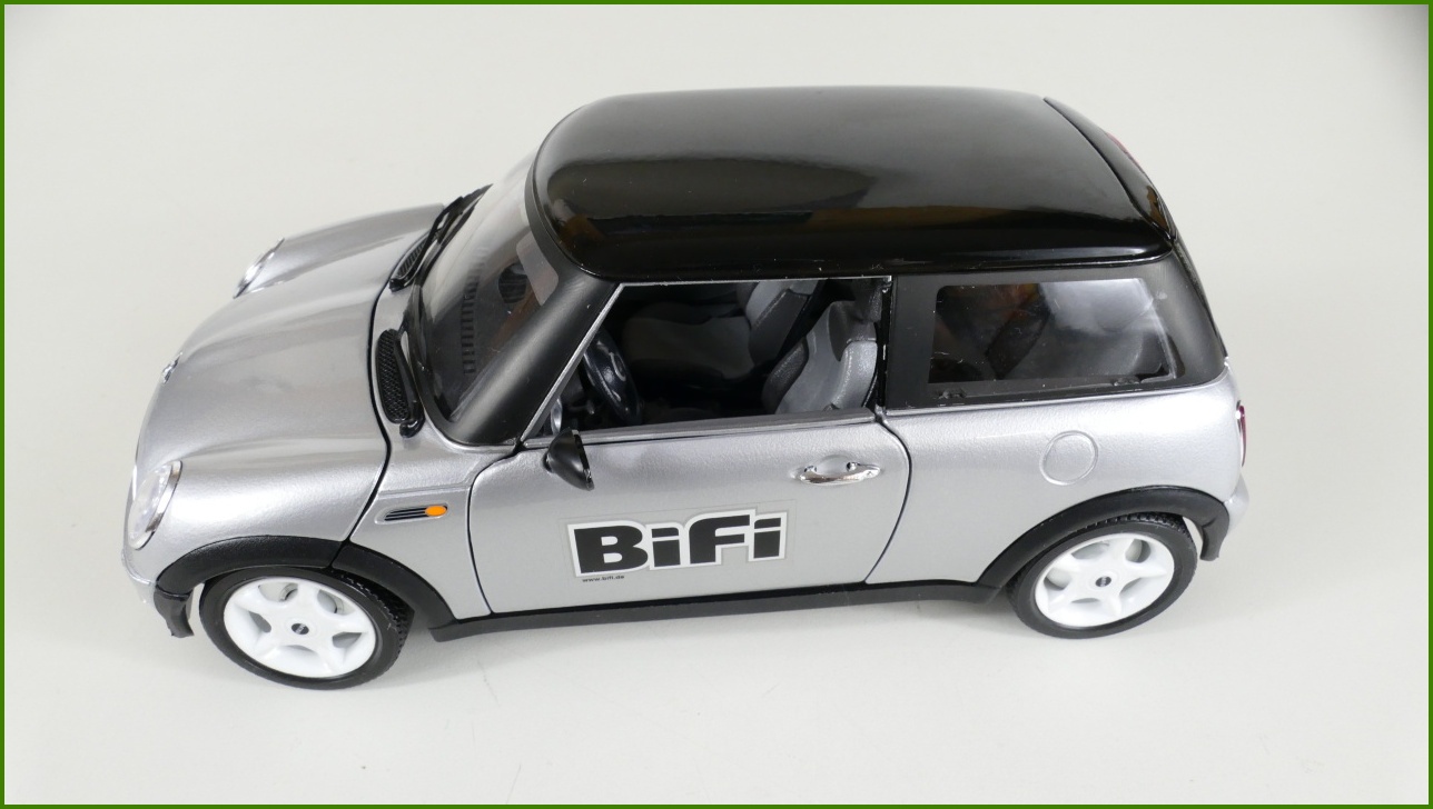Kovový Model Bburago 1:18 - Mini Cooper (2001)