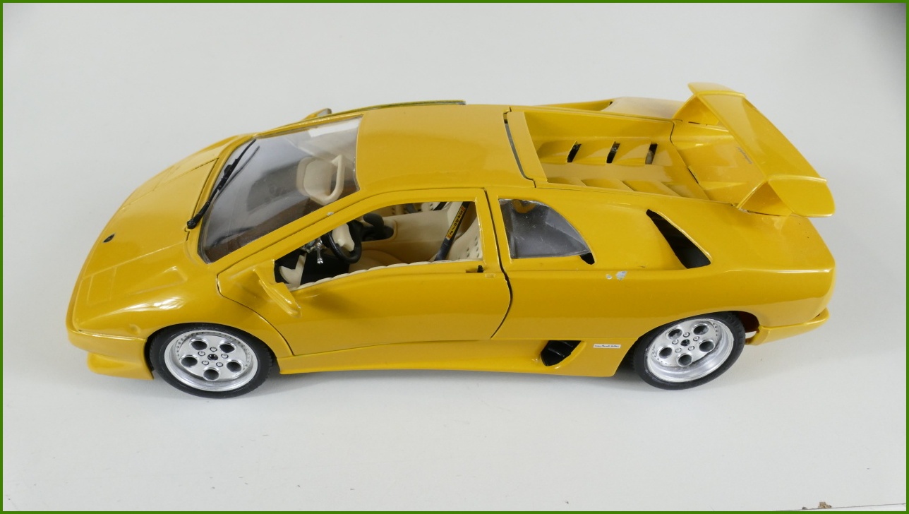 Kovový Model Bburago 1:18 - Lamborghini Diablo (1990)