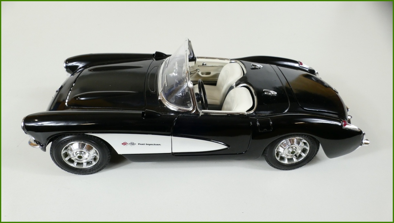 Kovový Model Bburago 1:18 - Chevrolet Corvette (1957)