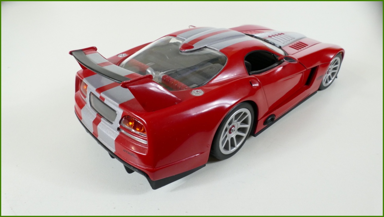 Model Hot Wheels 1:18 - Dodge Viper GTS-R