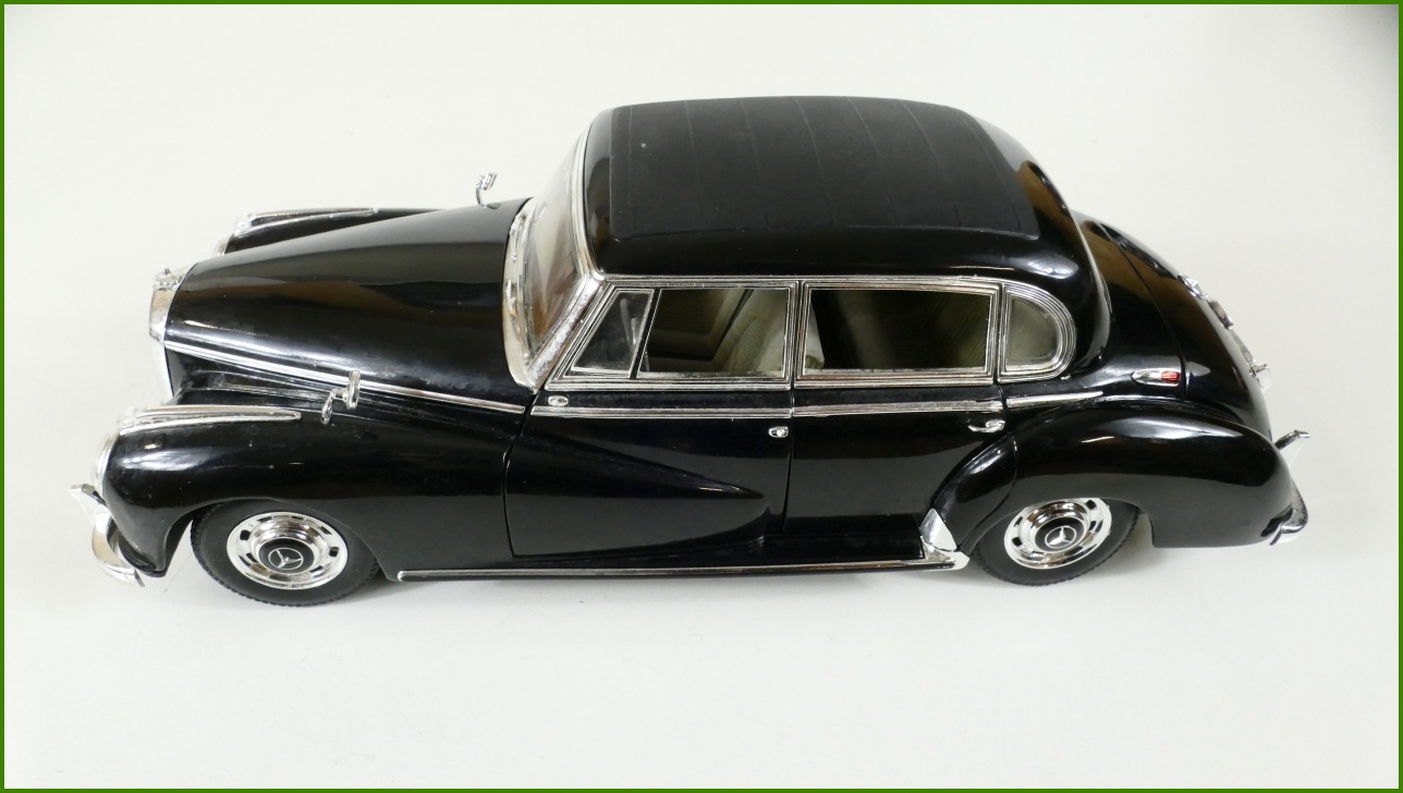 Model Auta Risko 1:18 - Mercedes-Benz Typ 300c - Viz Popis