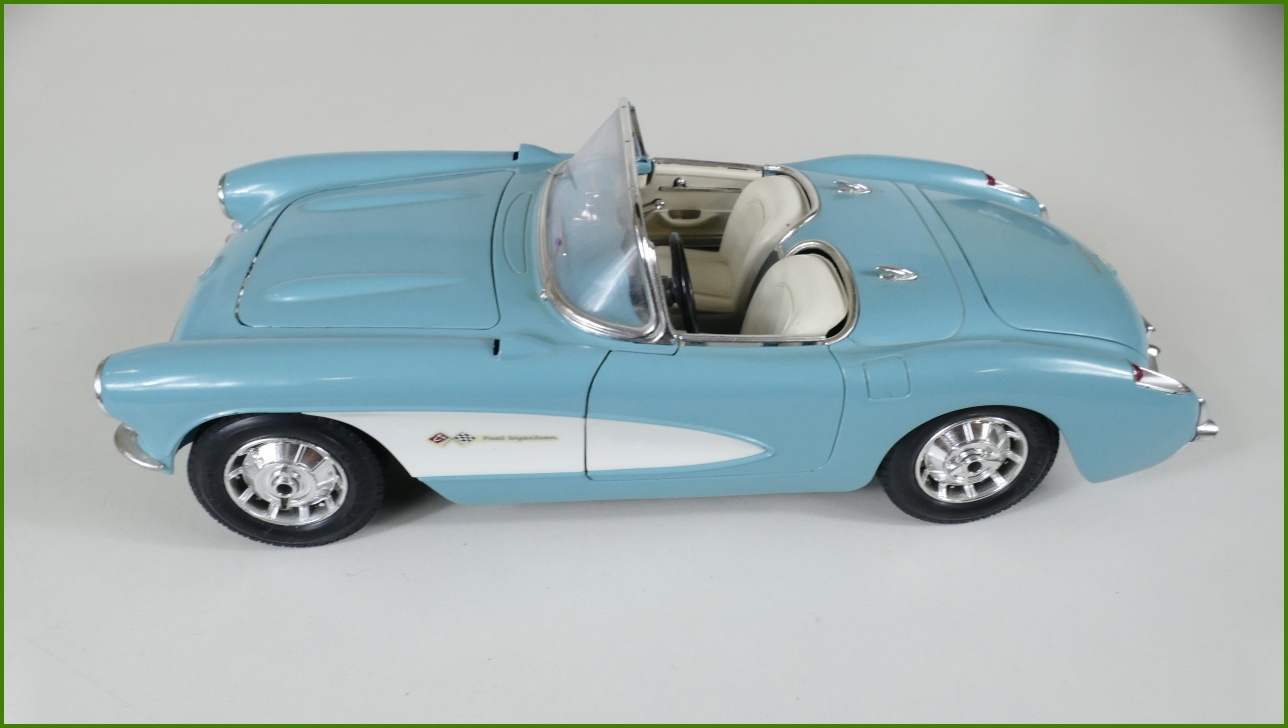 Kovový Model Bburago 1:18 - Chevrolet Corvette (1957)