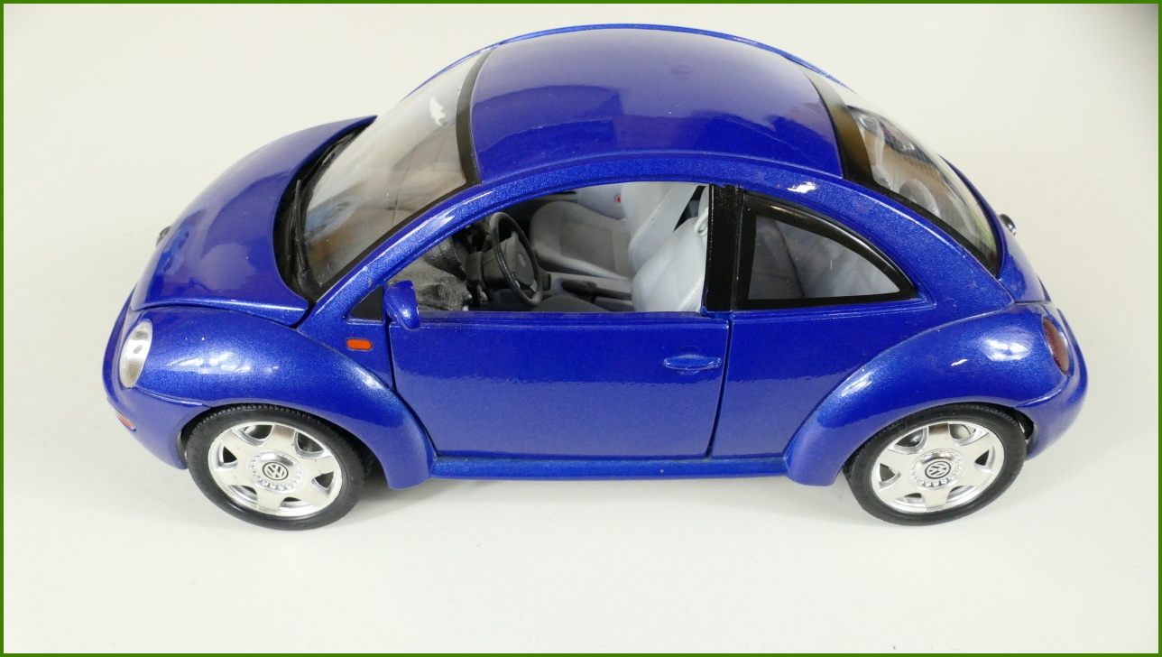 Kovový Model Bburago 1:18 - Volkswagen New Beetle - (1998)