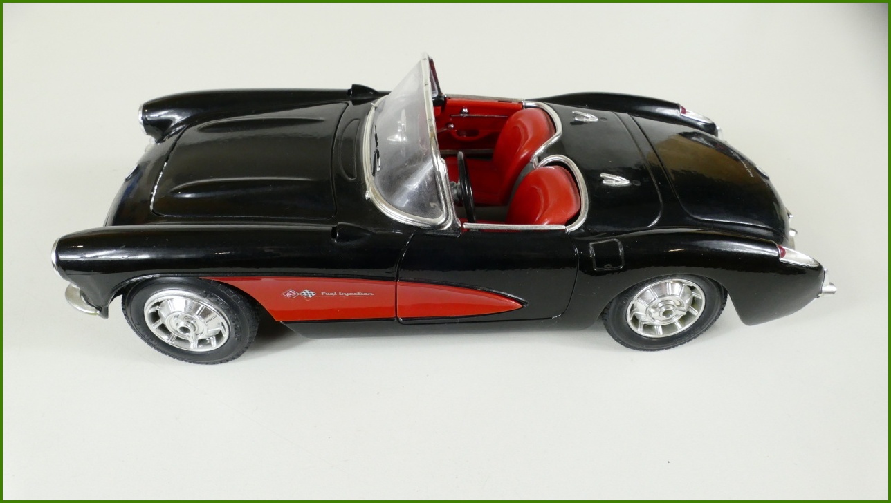 Kovový Model Bburago 1:18 - Chevrolet Corvette (1957) - Viz Popis